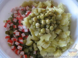 "Универсальный" салат с крабовыми палочками: Все ингредиенты выложить в миску, посолить и поперчить по вкусу.