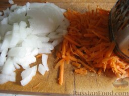 Борщ красный с шампиньонами: Очистить и помыть лук и морковь. Лук нарезать кубиками. Морковь частично натереть на крупной терке.