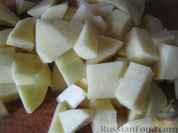 Борщ красный с шампиньонами: Картофель почистить, помыть и нарезать кубиками.