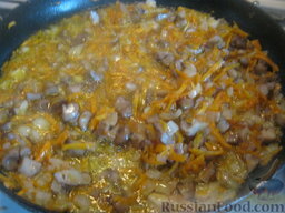 Борщ красный с шампиньонами: Тем временем разогреть сковороду, налить растительное масло. Выложить лук и морковь, тушить, помешивая, на среднем огне 2-3 минуты. Затем добавить грибы. Тушить , помешивая 5- 7 минут.