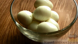 Закуска из печени с перепелиными яйцами: Перепелиные яйца отварить в кипящей воде (4-5 минут), охладить и быстро очистить.