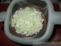 Селедка "в пальто": Как приготовить салат с сельдью и овощами:    Лук нарезать мелким кубиком и замариновать на часик в винном уксусе, смешанным с сахаром. Опрокинуть лук в ситечко.