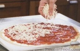 Классическая сырная пицца: 8. На соус высыпать 1,5 стакана Моцареллы и 2 столовые ложки Пармезана.