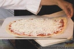 Классическая сырная пицца: 9. Аккуратно перенести пиццу на разогретый камень и поместить в духовку. Выпекать сырную пиццу до золотистого цвета, 8-13 минут.    10. Пока выпекается одна пицца, нужно подготовить вторую.