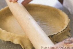 Пирог с фруктами и заварным кремом: 5. Свисающие края обрезать с помощью скалки.