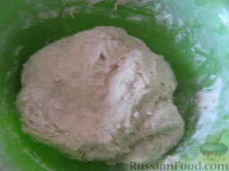 Жареные пирожки с картошкой (постные): Затем, добавляя муку частями (по стакану), руками замесить тесто. Накрыть тесто полотенцем и поставить в теплое место.   Минут через 20-30 (когда тесто увеличится вдвое) тесто обмять.