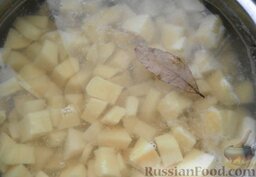 Жареные пирожки с картошкой (постные): Выложить картофель в кастрюлю, залить кипятком. Посолить, добавить лавровый лист. Варить картошку на среднем огне до готовности (около 20 минут).