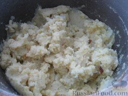 Жареные пирожки с картошкой (постные): С готового картофеля слить всю воду, размять картофель в пюре. Добавить жареный лук, вместе с маслом, поперчить и хорошо перемешать. Начинку охладить.