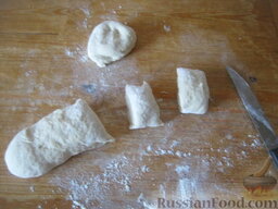 Жареные пирожки с картошкой (постные): Разделить тесто на 4 части. Каждую часть скатать в колбаску. Колбаски нарезать кусочками. Кусочки скатать в шарики (размером с небольшое куриное яйцо).