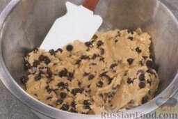Песочное печенье с шоколадом: 4. Ввести в тесто шоколадные капельки, перемешать лопаткой или ложкой.