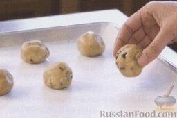 Песочное печенье с шоколадом: 6. Выложить шарики на два подготовленных противня на расстоянии примерно 5 сантиметров друг от друга.