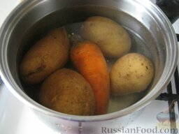 Слоеный салат с куриной печенью и грибами: Как приготовить слоеный салат с куриной печенью:    Помыть картофель и морковь. Залить холодной водой. Дать закипеть. Варить овощи в мундире до готовности 20-30 минут. Слить воду. Охладить.
