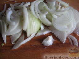 Слоеный салат с куриной печенью и грибами: Лук репчатый почистить, помыть и нарезать тонкими полукольцами.