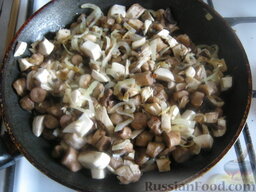 Слоеный салат с куриной печенью и грибами: Разогреть сковороду, налить растительное масло. Выложить в сковороду грибы и половину лука. Обжарить, помешивая, на среднем огне до готовности, около 10 минут. Посолить и поперчить. Перемешать. Снять с огня. Охладить.