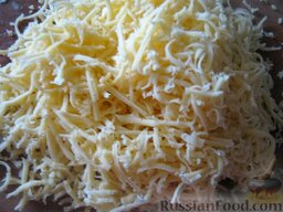 Слоеный салат с куриной печенью и грибами: Натереть на крупной терке твердый сыр.