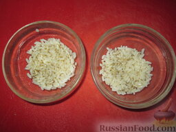 Салат слоеный  "Куранты": На дно креманок выложить отваренный рис, полить половиной соуса.