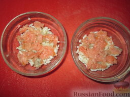 Салат слоеный  "Куранты": Выложить кусочки мелко порезанной копченой или малосольной красной рыбы.