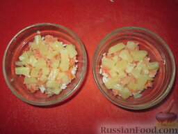 Салат слоеный  "Куранты": Выложить кусочки консервированного ананаса.