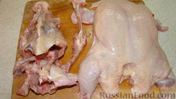 Куриный рулет: Как приготовить куриный рулет с курагой и черносливом:    Удаляем из курицы кости, начиная срезать ножом мясо от хребта. Нужно делать это осторожно, чтобы не повредить кожу. Также срезаем мясо с костей ножек, отрезаем кожу у самого края ножки, вынимаем косточку. Как дойдете до верха курицы, срезайте мясо с крылышек.