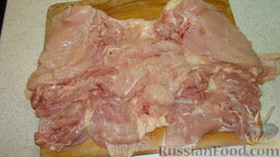 Куриный рулет: Когда все кости удалены, разрезаем курицу с одной стороны и выкладываем на пищевую пленку. Часть филе можно срезать и выложить на места, где мало мяса.