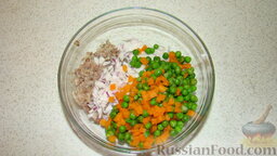 Праздничная закуска: Сельдь разобрать на филе, пропустить через мясорубку.  Лук порезать мелким кубиком.  Смешать в миске сельдь, горошек, морковь, лук.