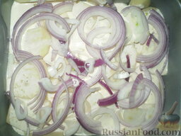 Запеканка мясная "Сытная": Лук нарезаем полукольцами и выкладываем сверху, на картофель в соусе.