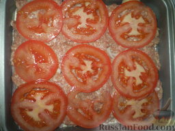 Запеканка мясная "Сытная": Свежие помидоры нарезаем кружочками и выкладываем на фарш.