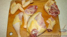Холодец: Как приготовить холодец:    Вымыть все мясо, обсушить. Курицу порезать на куски, свиное копыто разрубить (так, чтобы влезло в кастрюлю).