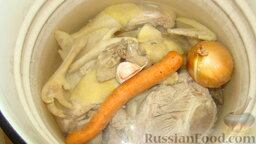 Холодец: Сложить все мясо и кости в кастрюлю, залить водой и вскипятить. Затем воду вылить в мойку, мясо вымыть от накипи в холодной воде и сложить назад в чистую кастрюлю.   Снова залить водой (чтобы покрыла мясо), добавить лук в шелухе, морковь, 2 зубчика чеснока в шелухе, лавровый лист, перец горошком и соль.  Поставить кастрюлю на самый слабый огонь. Варить холодец на слабом огне 6 часов.