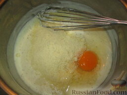 Цветная капуста, запеченная с соусом Морней: Добавляем яйцо и тертый сыр. Солим, перчим и добавляем мускатный орех. Хорошо перемешиваем и варим пару минут.