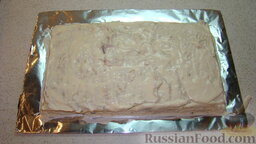 Закусочный торт из лаваша: Смазать сметаной верх и бока торта из лаваша.