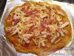 Картофельная запеканка "Пицца": Выложить колбасу.