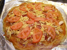 Картофельная запеканка "Пицца": А сверху - помидоры.