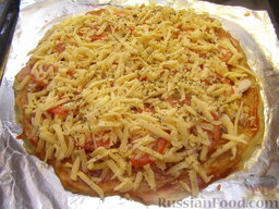 Картофельная запеканка "Пицца": Посыпать картофельную запеканку оставшимся сыром и базиликом.