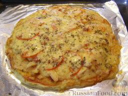 Картофельная запеканка "Пицца": Запекать в духовке 25-30 минут. Затем чуть остудить картофельную запеканку в духовке.    Помните, что это все-таки запеканка, а не пицца - картофельная основа не прочная, так что перекладывайте порции на тарелки аккуратно.