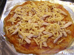Картофельная запеканка "Пицца": Посыпать половиной порции сыра.