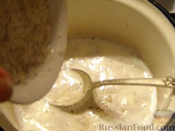 Дважды ореховые оладушки: Молоко вскипятить. Всыпать сухую смесь и варить, непрерывно помешивая, пока не начнет густеть.