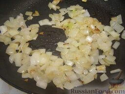 Гречневая каша с орехами: На сковороде разогреть растительное масло. Выложить лук, обжарить его на среднем огне, помешивая, до золотистого цвета (7 минут).