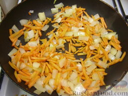 Борщок с чесночной заправкой: На сковороде разогреть растительное масло. Обжарить лук и морковь на среднем огне, помешивая, до мягкости (10 минут).
