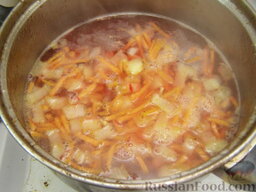 Борщок с чесночной заправкой: В бульон выложить лук, морковь и свеклу. Варить 10 минут.