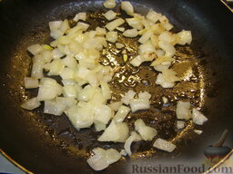 Рисовая похлебка: На сковороде разогреть 1 ст. ложку растительного масла. Лук обжарить на среднем огне, помешивая, до золотистого цвета (5 минут).