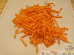 Рисовая похлебка: Морковь очистить, вымыть и нашинковать.