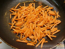 Рисовая похлебка: На сковороде разогреть 1 ст. ложку растительного масла. Морковь обжарить на среднем огне, помешивая, до румяности (5 минут).