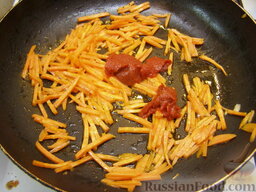 Рисовая похлебка: Затем добавить томатную пасти, размешать, и жарить, помешивая, еще 5 минут.