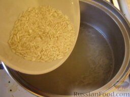 Рисовая похлебка: Рис вымыть и всыпать в бульон. Варить 5 минут.