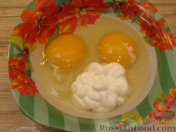 Омлет с сушеными грибами: Яйца смешать со сметаной. Слегка взбить.