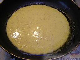 Омлет с сушеными грибами: На сковороде разогреть сливочное масло. Аккуратно вылить омлет.