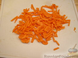 Щи с языком: Морковь очистить, вымыть. Тонко нашинковать.