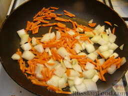 Щи с языком: В это время на сковороде разогреть растительное масло. Выложить лук и морковь. Жарить, помешивая, на среднем огне 5 минут.