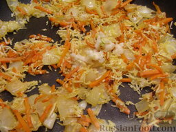 Щи с языком: Очистить чеснок. Раздавить его прессом прямо в сковороду с луком и морковью. Перемешать, жарить еще 2 минуты.